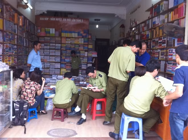 Phối hợp với cơ quan chức năng bắt sách lậu