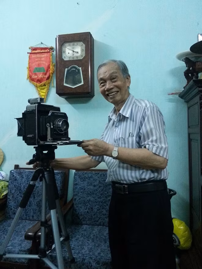 Nhiếp ảnh gia Đinh Tiến Mâu và chiếc máy ảnh nhỏ cổ xinh từng ghi hàng ngàn hình ảnh về các ngôi sao Sài Gòn xưa