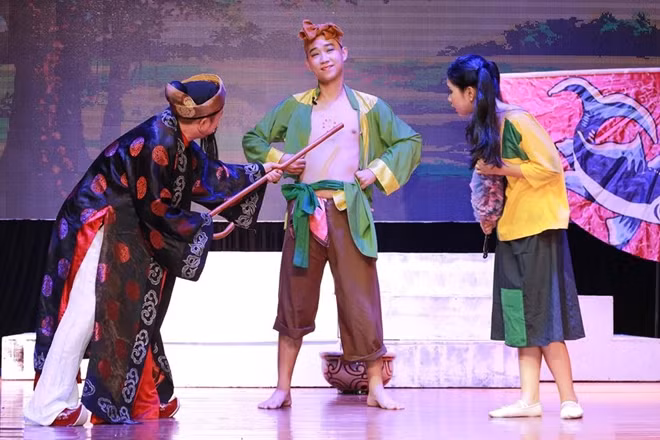Cảnh trong vở "Vua lợn"