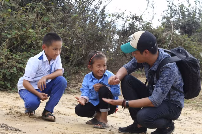 MC Phan Anh và học trò vùng lũ.