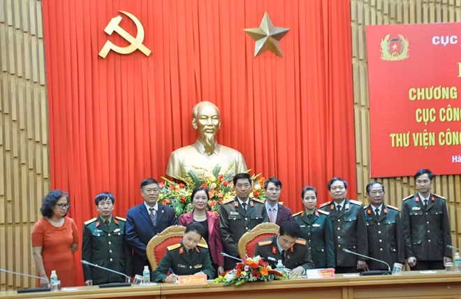 Đại diện lãnh đạo thư viện CAND và thư viện Quân đội ký kết hợp tác hoạt động