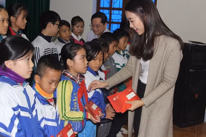 Hoa hậu Đỗ Mỹ Linh trao quà từ thiện cho học sinh nghèo vượt khó học giỏi vùng lũ