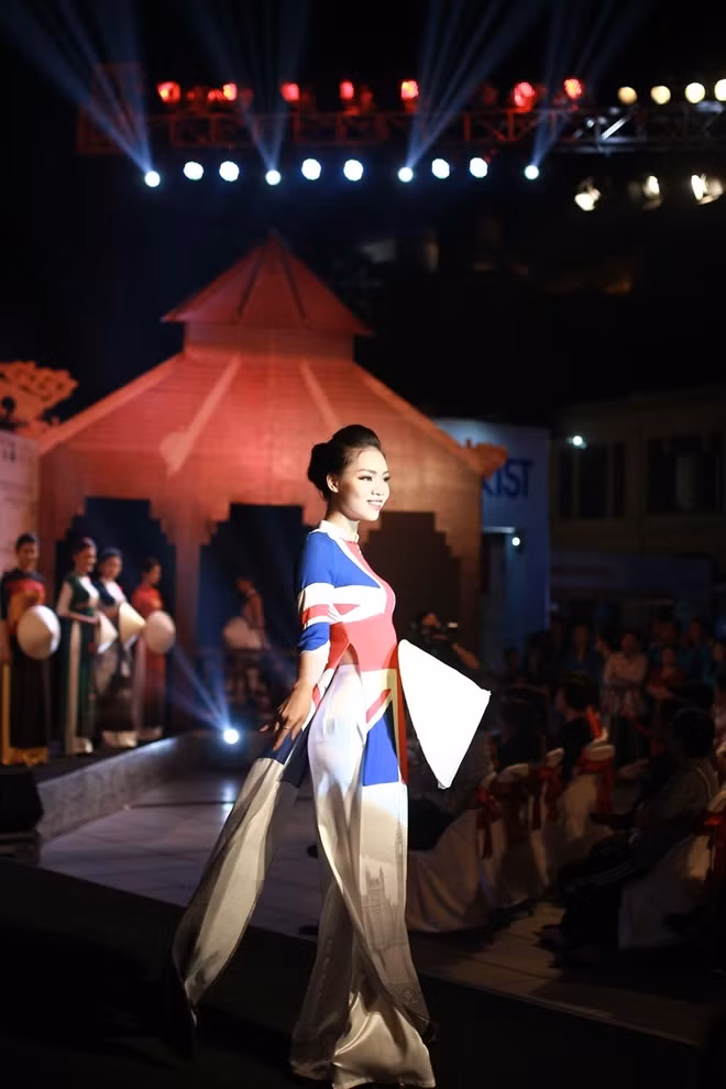 Áo dài mang hình quốc kỳ của quốc gia tham dự liên hoan phim