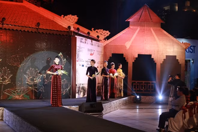 Áo dài Việt thướt tha trên sân khấu trước giờ chiếu phim