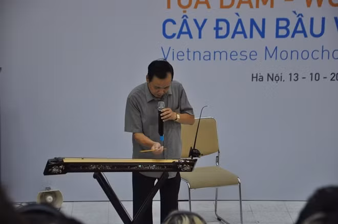 Việc minh họa trực tiếp của NSND Nguyễn Tiến cùng các câu chuyện về đàn bầu hấp dẫn các nhà soạn nhạc