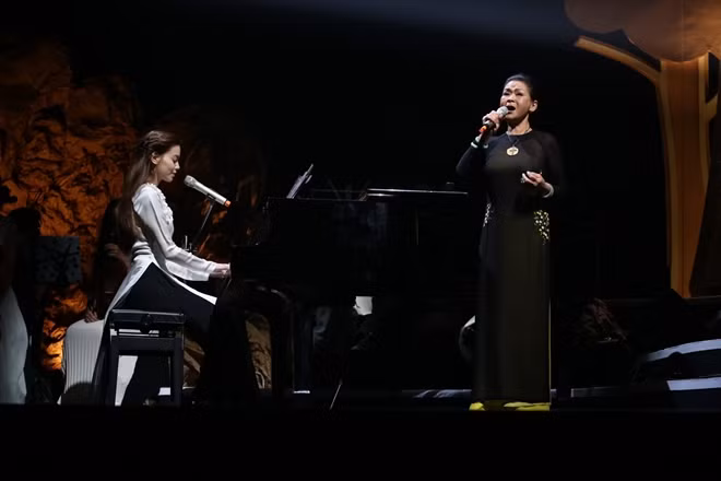 Hồ Ngọc Hà tạo dấu ấn đẹp bằng màn biểu diễn đệm đàn và song ca với Khánh Ly