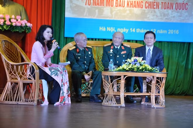 Trung tướng Nguyễn Hồng Cư, TS Nguyễn Mạnh Hà, TS Vũ Tang Bồng giao lưu với cán bộ chiến sĩ ngày 14-12