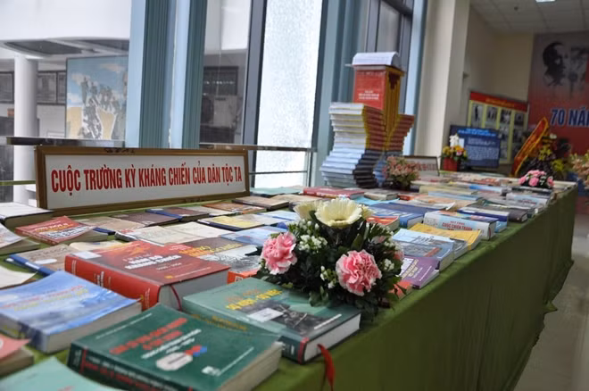 Góc trưng bày triển lãm "70 năm mở đầu kháng chiến toàn quốc"
