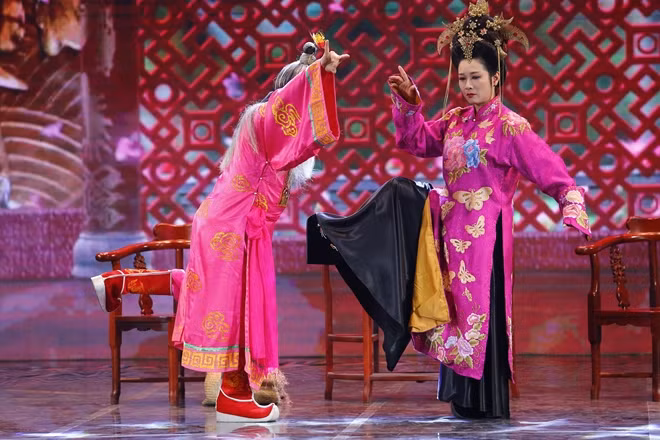 Nghệ sĩ Xuân Hinh và Thanh Hiền trong tiểu phẩm "Ông Tơ, bà Nguyệt"
