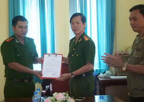 Lãnh đạo công an tỉnh Hưng Yên trao quà tặng thiếu úy Phạm Văn Điệp.