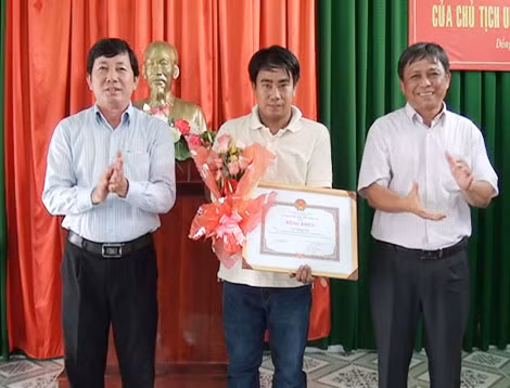 Anh Lê Trung Tín nhận bằng khen của UBND tỉnh. Anh Lê Trung Tín nhận bằng khen của UBND tỉnh.