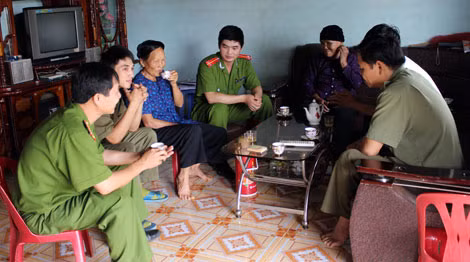Lực lượng Công an thường xuyên gần gũi, vận động người dân tham gia phong trào bảo vệ an ninh Tổ quốc.