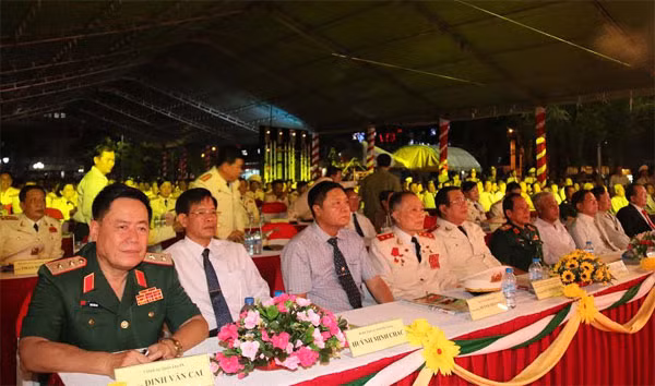 Các đại biểu tham dự lễ kỷ niệm và chương trình nghệ thuật.