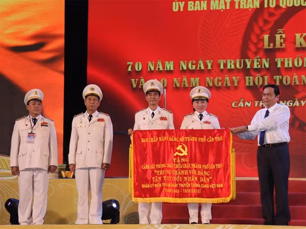 Đồng chí Trần Thanh Mẫn – Bí thư Thành ủy tặng bức trướng cho Công an TP Cần Thơ và Cảnh sát PCCC TP Cần Thơ