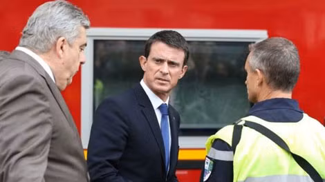 Thủ tướng Pháp Manuel Valls tại hiện trường vụ tai nạn. Ảnh: Getty Image.