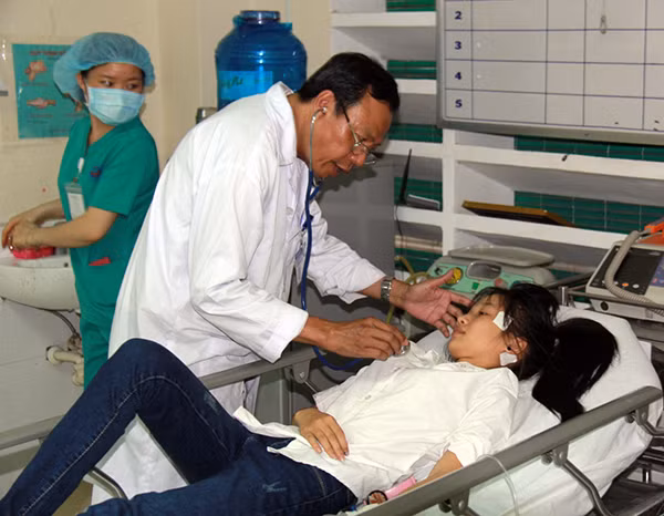 Thí sinh Hằng được các bác sĩ thăm khám tại bệnh viện ĐH Y dược Huế.