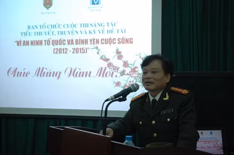 Các nhà văn của 2 Hội đồng sơ khảo và Chung khảo họp mặt.