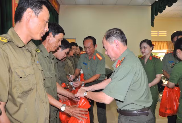 Đại tá Trần Kim Thẩm cùng Đại tá Nguyễn Văn Nhựt – Phó Giám đốc Công an tỉnh Bến Tre tặng quà Tết cho lực lượng Công an viên huyện Ba Tri.