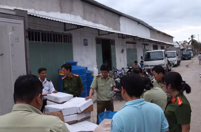 Lực lượng chức năng thu giữ thực phẩm không rõ nguồn gốc