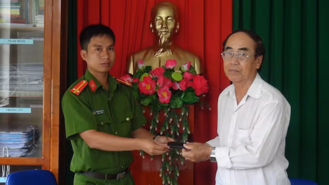 Công an phường 2 (TP Sa Đéc) trao trả lại ví tiền cho người đánh rơi. Công an phường 2 (TP Sa Đéc) trao trả lại ví tiền cho người đánh rơi.