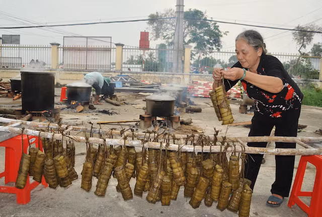 Những đòn bánh tét vừa ra lò, trao tặng cho người nghèo.