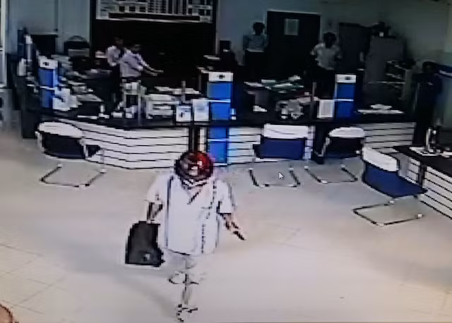 Cướp tiền và tay cầm vật giống khẩu súng thoát ra ngoài. Cướp tiền và tay cầm vật giống khẩu súng thoát ra ngoài.