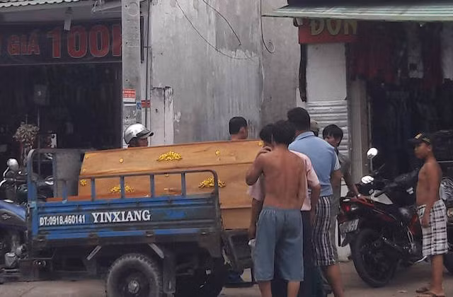 Căn nhà xảy ra vụ việc nằm trong con hẻm, người thân đang lo hậu sự.