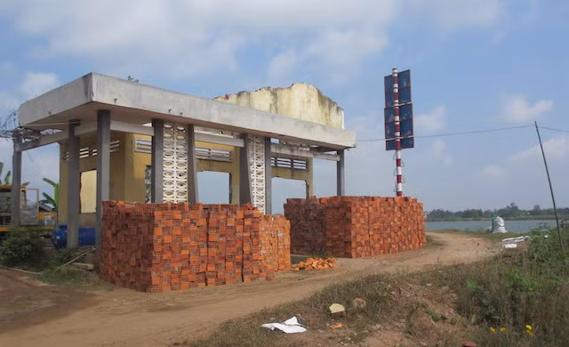 Các vụ sạt lở đã gây ảnh hưởng đến hoa màu vào ao cá của hơn 100 hộ dân. Thống kê của UBND, từ năm 2011 đến 2015, Long Thuận xảy ra 45 vụ sạt lở, kéo dài trên nhiều km, ăn sâu vào đất liền mỗi năm khoảng 10m, diện tích đất bị mất hơn 20.000m2.