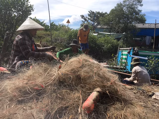Ngư dân chuẩn bị ngư cự, chờ ra khơi.