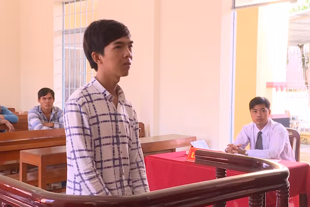 Bị cáo tại phiên toà. Bị cáo tại phiên toà.