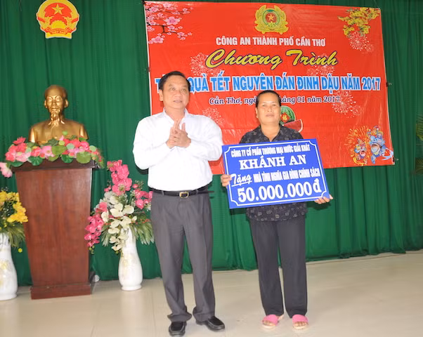 Bí thư Thành uỷ Cần Thơ Trần Quốc Trung trao bảng tượng trưng 50 triệu cho đại diện gia đình ông Trương Văn Mười Một.
