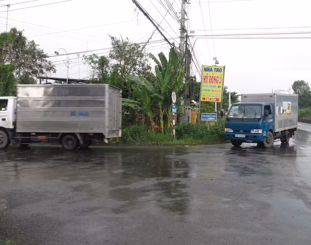 Xe tải từ QL1A rẽ vào huyện lộ để né trạm thu phí. Ảnh CTV. Xe tải từ QL1A rẽ vào huyện lộ để né trạm thu phí. Ảnh CTV.