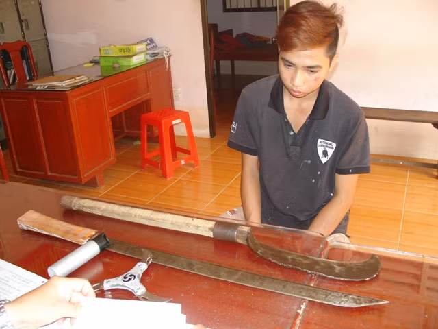 Nam thanh niên cùng số hung khí tại cơ quan điều tra.
