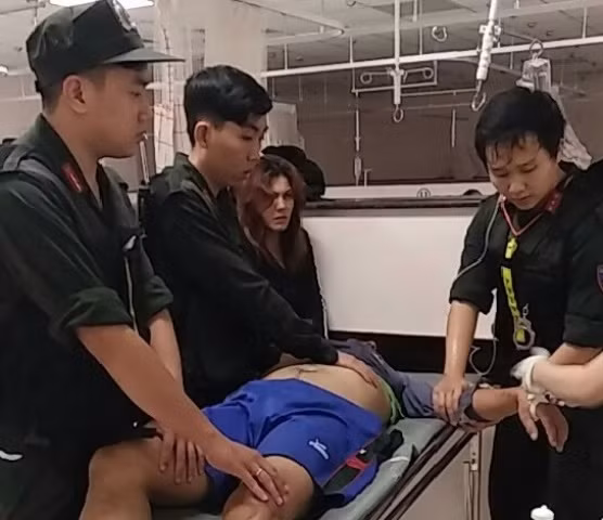 Các chiến sĩ đưa Trương Ngọc Trí đi cấp cứu tại bệnh viện.
