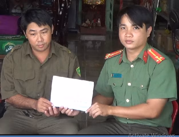 Trao tiền hỗ trợ cho Công an viên có hoàn cảnh khó khăn.