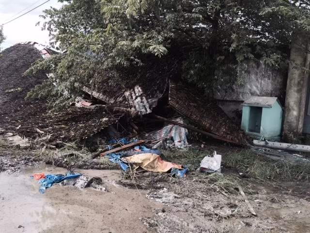 Quán nước bị tông sập. Quán nước bị tông sập.