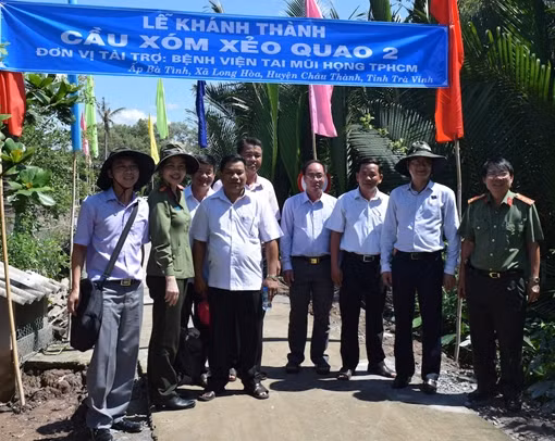 Hội phụ nữ Cục CSGT tặng cầu giao thông nông thôn ở Cà Mau ảnh 4