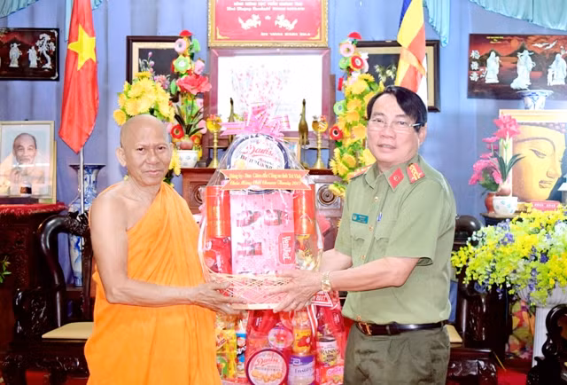 Đại tá Lê Văn Việt, Giám đốc Công an tỉnh Trà Vinh tặng quà Hòa thượng Thạch Sok Xane, Trụ trì Chùa Âng (phường 8, TP Trà Vinh).