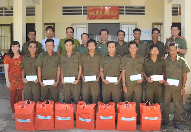 Đại diện Báo CAND, Công ty CP đầu tư Phú Cường Kiên Giang, Công an tỉnh Kiên Giang, Công an huyện U Minh Thượng tặng quà Tết cho lực lượng Công an viên.