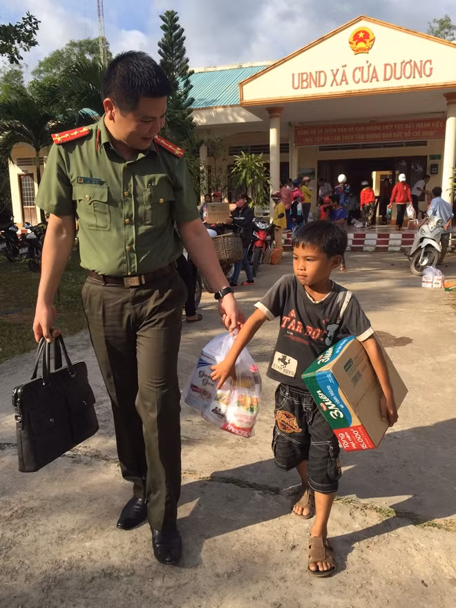 Đại úy Nguyễn Văn Bình – Phó trưởng Cơ quan đại diện Báo CAND tại TP Hồ Chí Minh chia sẻ niềm vui của một trẻ em nghèo huyện Phú Quốc được nhận quà Tết.