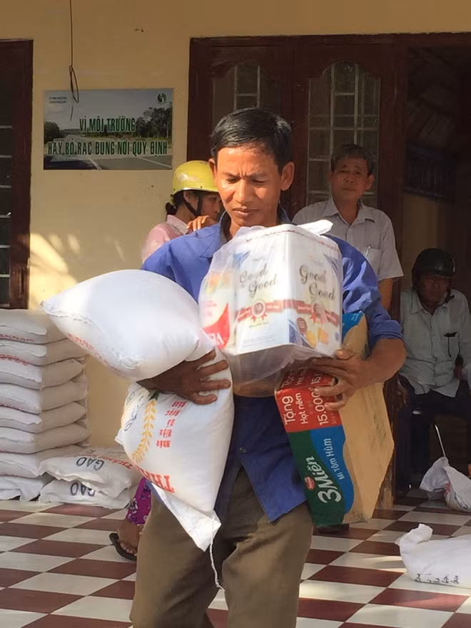 Người dân huyện đảo Phú Quốc với những phần quà ý nghĩa, thiết thực và ấm áp.