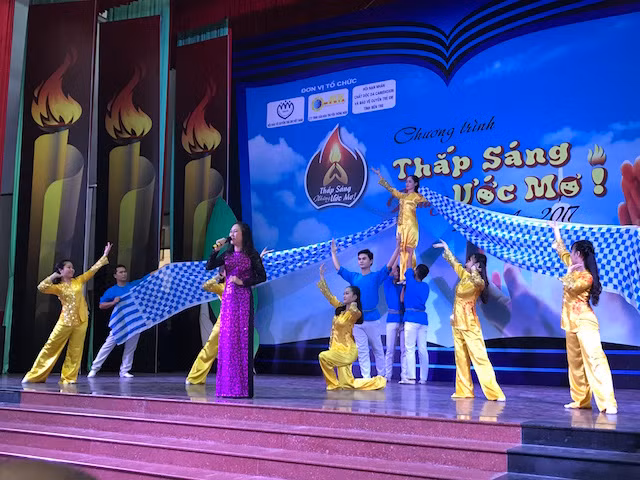 Tiết mục văn nghệ của Nhà văn hóa thiếu nhi tỉnh Bến Tre phục vụ chương trình “Thắp sáng những ước mơ” lần 4-2017.