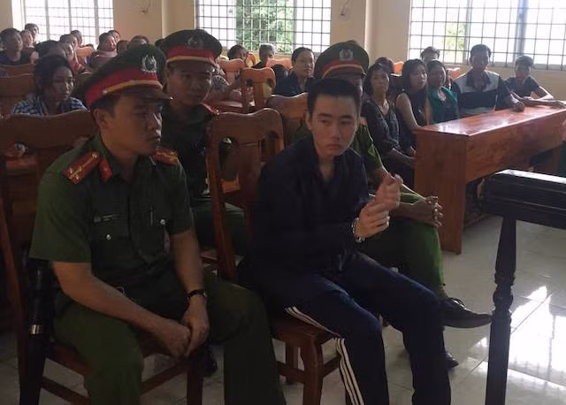 Bị cáo tại phiên toà. Bị cáo tại phiên toà.