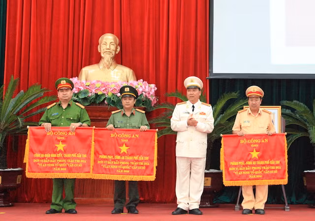 Đại tá Trần Ngọc Hạnh, Giám đốc Công an TP Cần Thơ trao Cờ thi đua của Bộ Công an cho các tập thể.