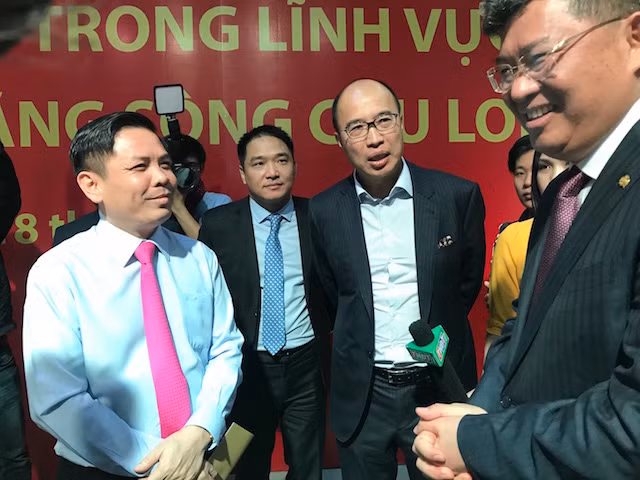 Bộ trưởng Bộ GTVT Nguyễn Văn Thể trao đổi với nhà đầu tư nước ngoài tại hội nghị. Bộ trưởng Bộ GTVT Nguyễn Văn Thể trao đổi với nhà đầu tư nước ngoài tại hội nghị.