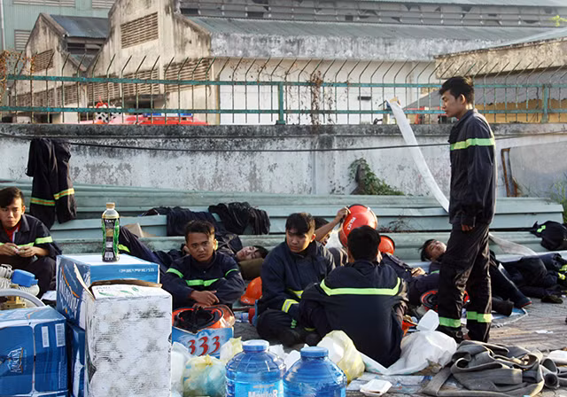 Phút thảnh thơi, nghỉ tiếp sức sau những giờ chiến đấu của cán bộ chiến sĩ.