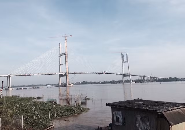 Cầu Cao Lãnh nối hai bờ sông Tiền. Cầu Cao Lãnh nối hai bờ sông Tiền.