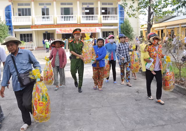 Những phần quà ý nghĩa được trao cho bà con đón Tết.