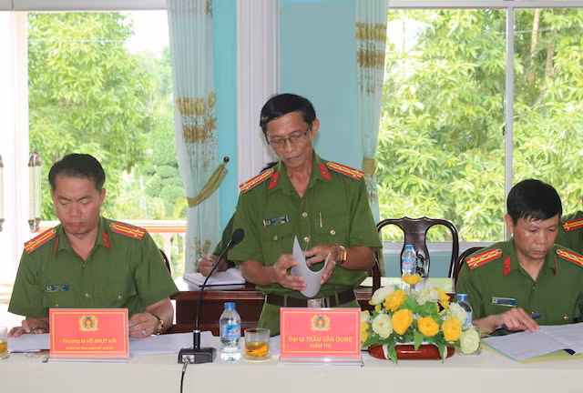 Đại tá Trần Văn Dung, Giám thị Trại giam Phước Hoà báo cáo Thứ trưởng kết quả các mặt công tác.