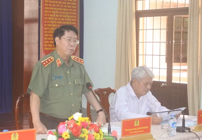Thứ trưởng Bùi Văn Nam phát biểu chỉ đạo, kết luận buổi làm việc.